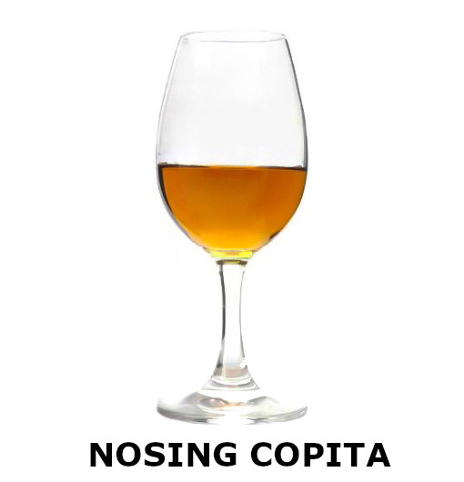 Nosing Copita Glas, fylld till hälften med whisky