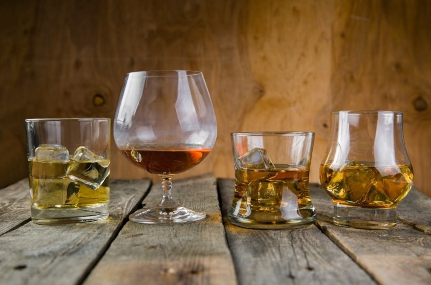 Flera olika sorters whisky i olika glastyper