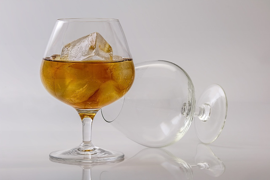 snifter, glas för whiskey eller cognac