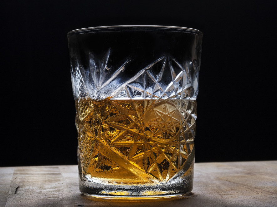 tumblerglas, rökig whiskey